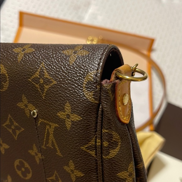 Louis Vuitton Favorite MM Monogram Crossbody Bag - Picture 14 of 16